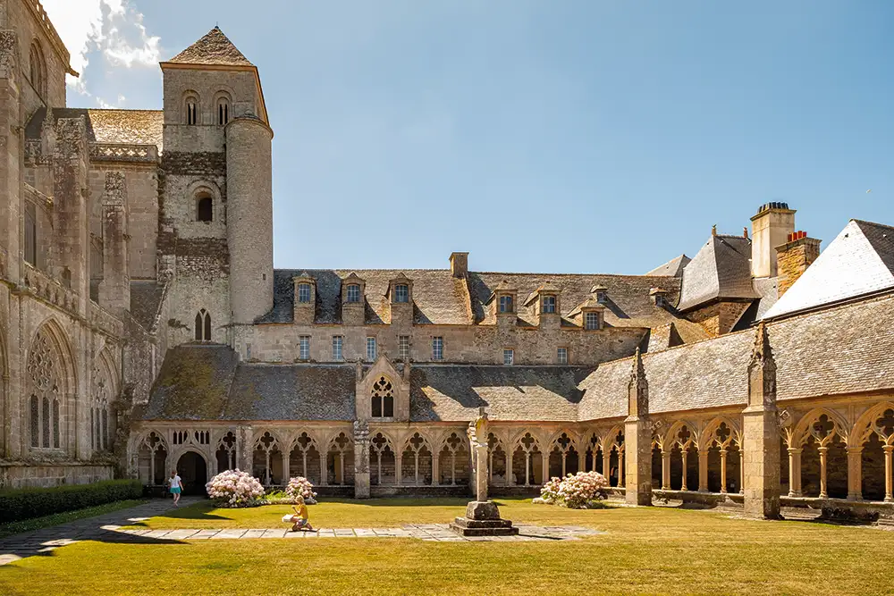 Tendances Magazine Magazine Deco Maison Cloitre De La Cathedrale Saint Tugdual © Nicolas Toutain